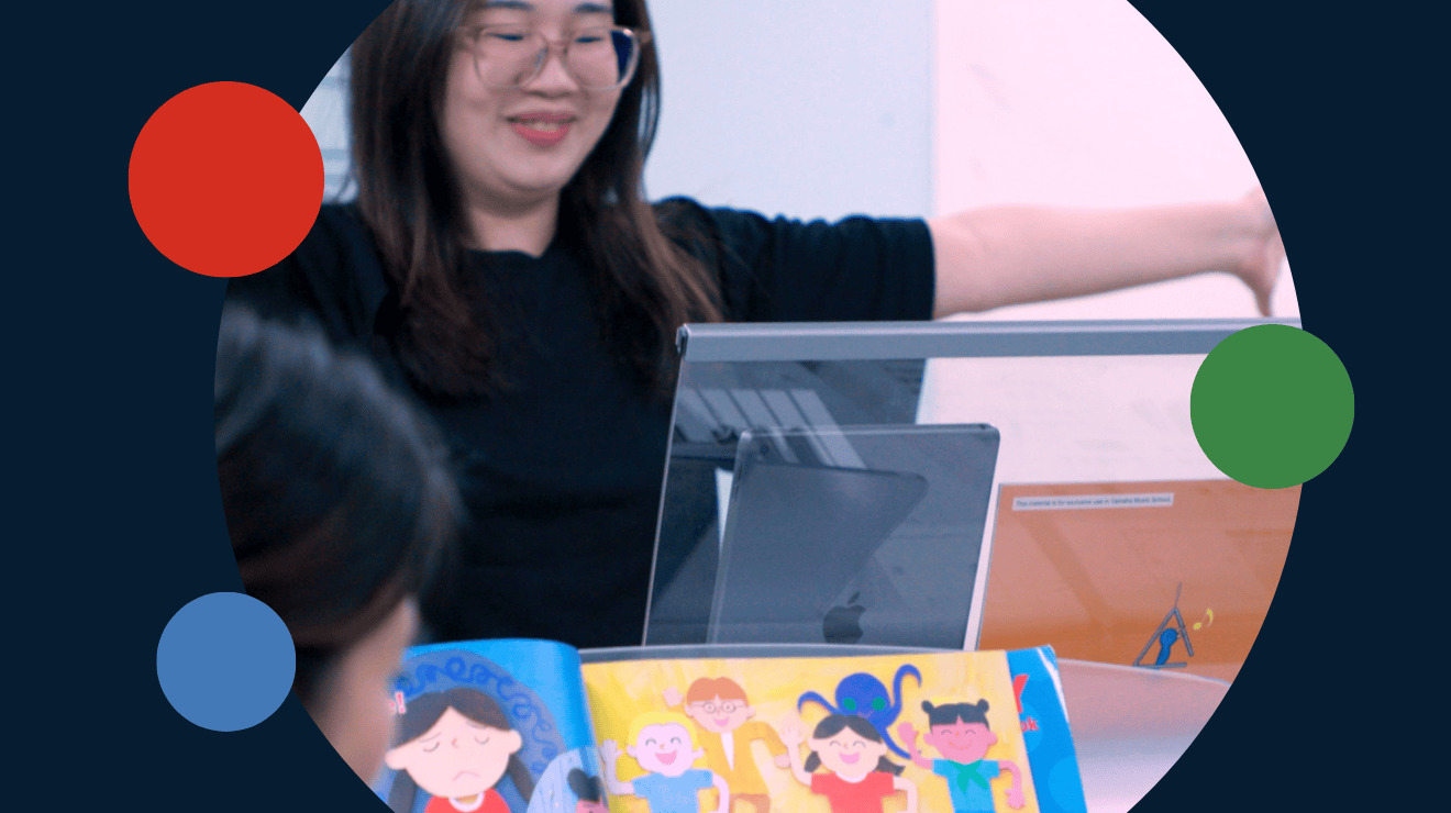 An image of Shibei, a Yamaha Music Education instructor, with a student in her music class